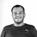 أحد فنيي مركز الطبيب الفني لصيانة السيارات الأوروبية